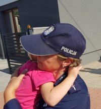 policjantka przytula dziecko