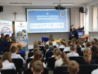 grupa uczniów biorących udział w Dziecięcej Szkole Bezpieczeństwa oraz funkcjonariusze z KPP Mońki i KWP Białystok
