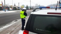 policjant mierzy prędkość na ulicy