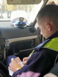 policjant ruchu drogowego w trakcie kontroli drogowej