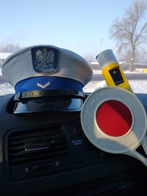 na zdjęciu czapka policjanta ruchu drogowego, AlcoBlow koloru żółtego oraz  biało - czerwona tarcza do zatrzymywania pojazdów