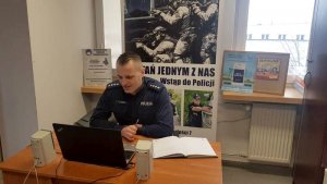 Naczelnik Wydziału Ruchu Drogowego w Mońkach podczas lekcji online