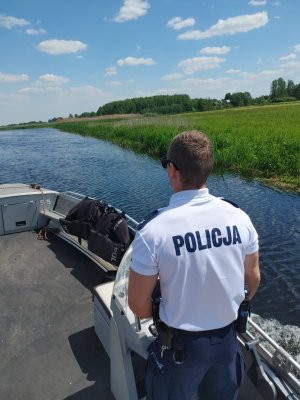 policjant pełniący służbę na wodzie, patroluje rejon rzeki Biebrza