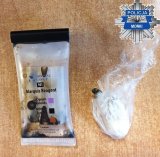 zdjęcie przedstawia zawiniątko z białą substancją oraz narkotester wskazujący wynik pozytywny - amfetamina. w prawym górnym rogu widnieje logo KPP Mońki