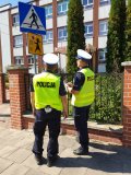 monieccy policjanci Wydziału Ruchu Drogowego sprawdzający stan oznakowania w rejonie SP nr 1 w Mońkach