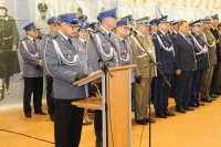 powitanie zebranych gości przez Komendanta Powiatowego Policji w Mońkach, w tle zaproszeni goście