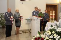wręczenie kwiatów przez Komendanta Powiatowego Policji w Mońkach