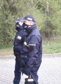 policjanci KPP Mońki w maseczkach z napisem POLICJA