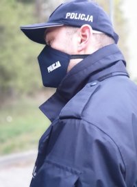 moniecki policjant w maseczce z napisem Policja