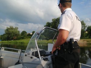 policjant w trakcie patrolu rzeki biebrza