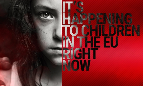 logo kampanii: NAJNIEBEZPIECZNIEJSI PRZESTĘPCY SEKSUALNI NA CELOWNIKU EUROPOLU. Po lewej stronie obrazka pół twarzy dziewczynki w koloru szarym. Po prawej napis na czerwonym tle :&quot; It&#039;s happening to children in the UE right now&quot;