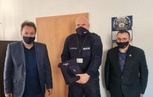 Komendant Powiatowy Policji w Mońkach oraz przedstawiciele Podlaskiej Grupy Wojewódzkiej IPA po przekazaniu chust i maseczek