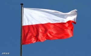 Na niebieskim tle flaga Rzeczypospolitej Polskiej