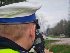 policjant ruchu drogowego mierzy ruch pojazdów