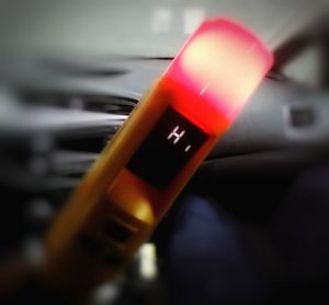 na zdjęciu urządzenie do badania stanu trzeźwości - alcoblow z zapaloną lampką koloru czerwonego
