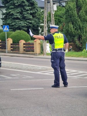 policjant ruchu drogowego kierujący ruchem