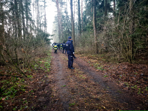 policjanci w lesie przed poszukiwaniami