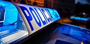 na zdjęciu belka radiowozu z napisem &quot;POLICJA&quot;