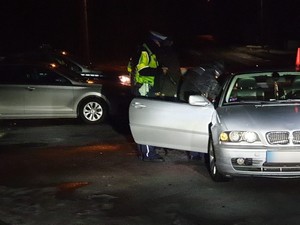 policjant w trakcie kontroli drogowej