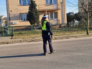 policjantka ruchu drogowego dająca sygnał zatrzymania się