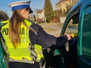 policjantka ruchu drogowego bada stan trzeźwości