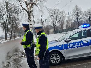 policjanci ruchu drogowego w czasie służby