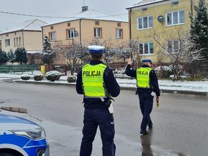 policjant ruchu drogowego zatrzymuje pojazd do kontroli drogowej