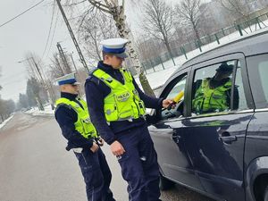 policjanci ruchu drogowego sprawdzają stan trzeźwości kierowcy
