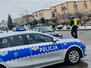 policjanci ruchu drogowego sprawdzają stan trzeźwości kierowcy