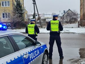 policjanci ruchu drogowego w czasie służby