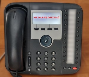 telefon stacjonarny z czerwonym napisem: &quot;Nie daj się oszukać!&quot;