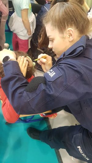 policjantki malują twarze dzieci