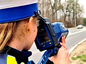 policjantka mierzy prędkość pojazdów - zdjęcie poglądowe