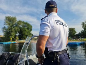 policjant pełniący służbę na wodzie dba o bezpieczeństwo pieszych