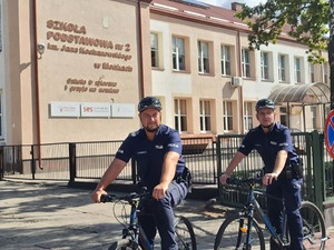 patrol rowerowy w rejonie szkoły