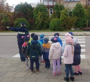 policjantka z dziećmi na przejściu dla pieszych
