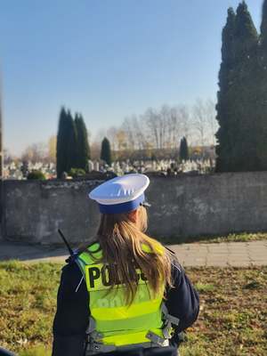 policjantka ruchu drogowego w rejonie cmentarza