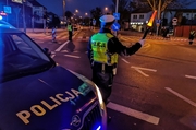 policjant ruchu drogowego kieruje ruchem po zmierzchu