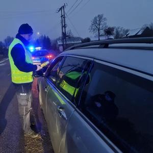 policjant sprawdza trzeźwość kierowcy
