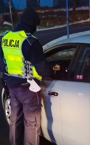 policjant sprawdza trzeźwość kierowcy
