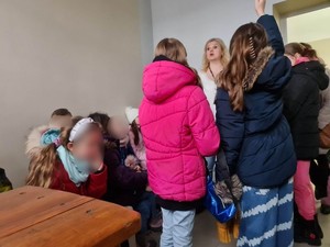 dzieci zwiedzają pomieszczenie dla osób zatrzymanych