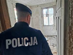 policjant kontroluje miejsca, gdzie mogą przebywać osoby bezdomne, samotne, nadużywające alkoholu.