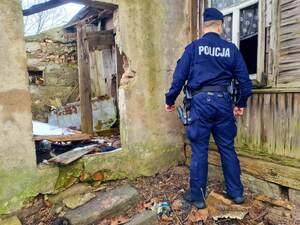 policjant kontroluje miejsca, gdzie mogą przebywać osoby bezdomne, samotne, nadużywające alkoholu.