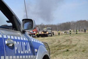 policjanci zabezpieczają miejsce pożaru wypalania traw
