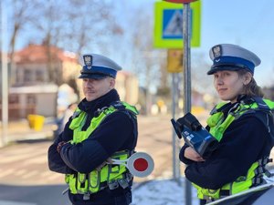policjanci ruchu drogowego w rejonie przejścia dla pieszych zwracają uwagę na przestrzeganie przepisów mających ścisły związek z bezpieczeństwem niechronionych uczestników ruchu drogowego