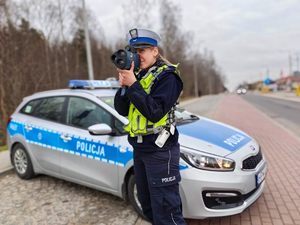 policjantka ruchu drogowego sprawdza prędkość