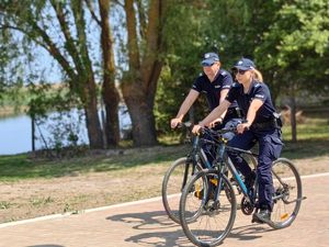 policyjny patrol rowerowy w rejonie rzeki Biebrza