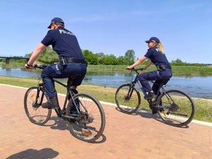 policyjny patrol rowerowy w rejonie rzeki Biebrza