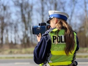 policjantka mierzy prędkość pojazdów