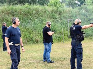 policjant strzela podczas szkolenia strzeleckiego